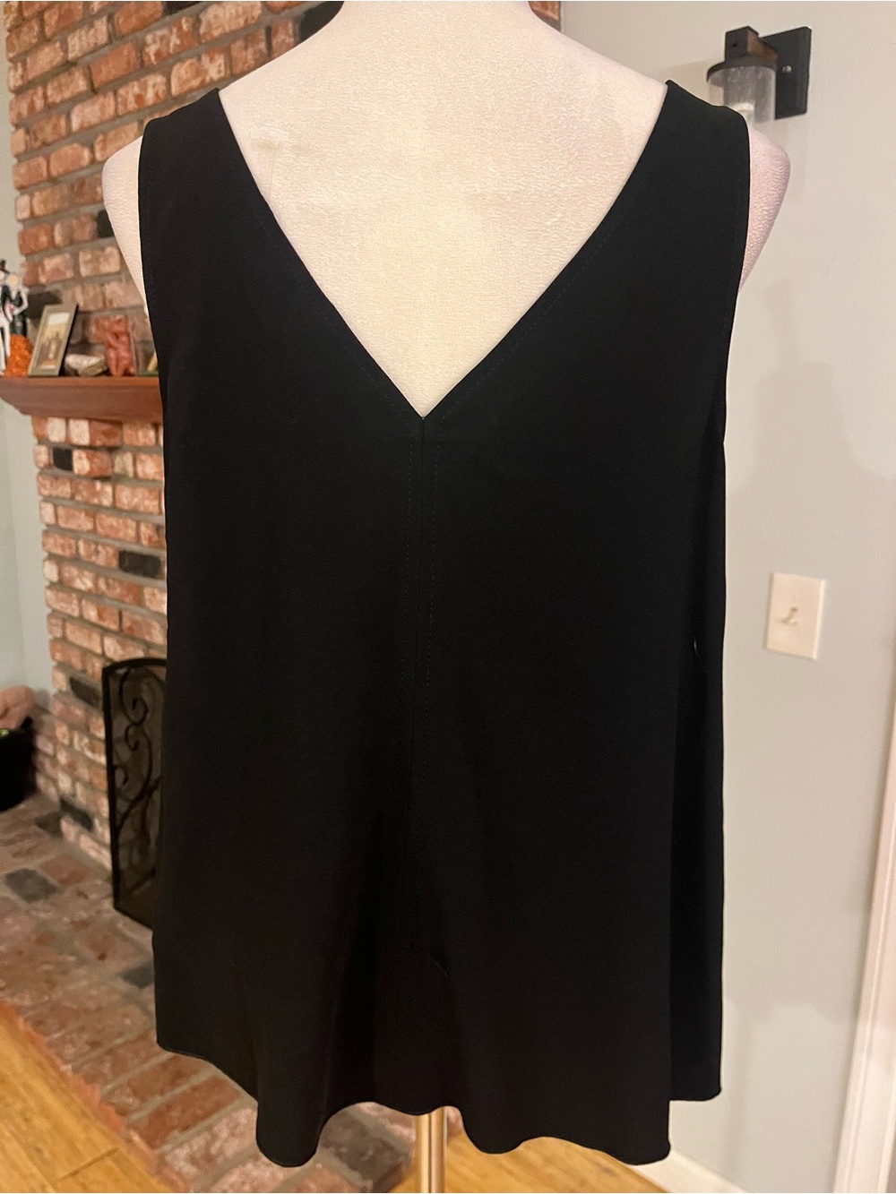 Trina Turk ptp 19 Black V-Neck Tie-Shoulder Blouse - Picture 3 of 4